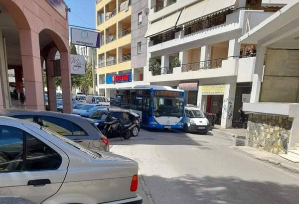 ΧΑΛΚΙΔΑ: Στο ίδιο έργο θεατές - Κόλλησε ξανά αστικό λεωφορείο από παράνομα παρκαρίσματα