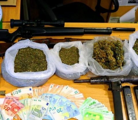 Μαγνησία: Συνελήφθη πασίγνωστη παίκτρια ελληνικού ριάλιτι για όπλα και ναρκωτικα