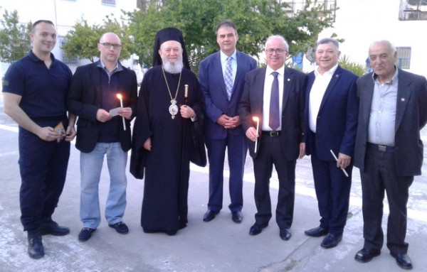 Χαμογελαστοί στο πλευρό του Μητροπολίτη μετά την Ανάσταση στη Φυλακή
