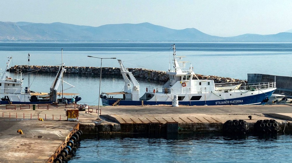 ΚΑΡΥΣΤΟΣ: Προσάραξη αλιευτικού με τέσσερις επιβαίνοντες