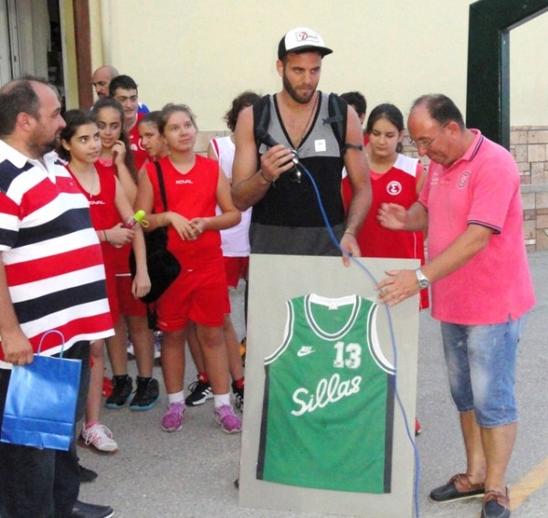ΣΥΛΛΑΣ ΑΙΔΗΨΟΥ: Γιόρτασε τη λήξη της περιόδου με ...Νίκο Παππά!