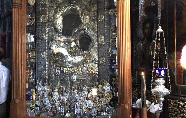 Συμμορία ιερόσυλων ρήμαξε τα τάματα σε ναούς