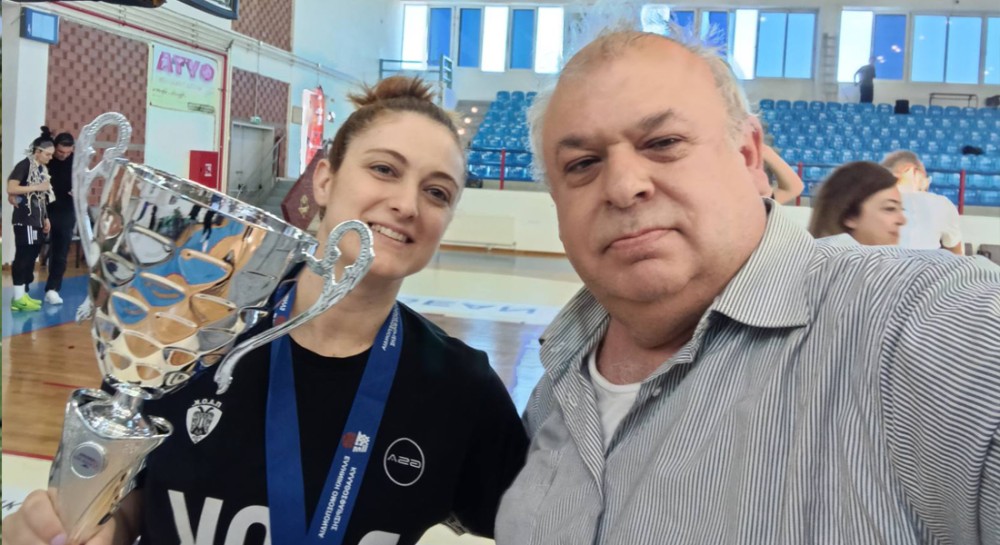 Ο Γιώργος Σπανός φωτογραφήθηκε με την κούπα και την Σοφία και θυμήθηκε μια παλιά ιστορία