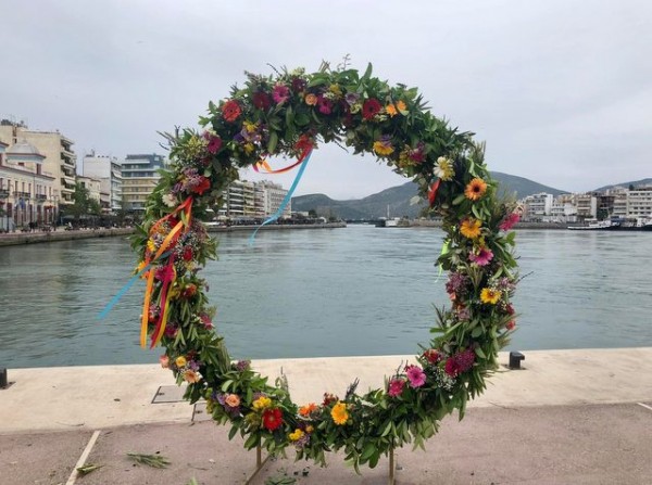 ΧΑΛΚΙΔΑ: Ο Δήμος στολίζει μαγιάτικο στεφάνι στον προβλήτα του Αγίου Νικολάου