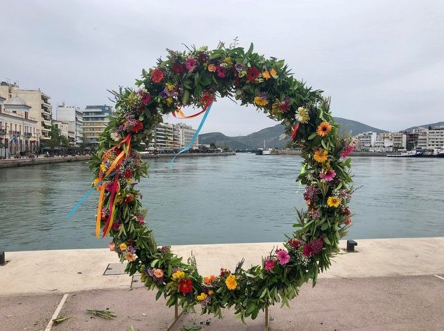 ΧΑΛΚΙΔΑ: Ο Δήμος στολίζει μαγιάτικο στεφάνι στον προβλήτα του Αγίου Νικολάου