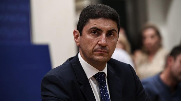 Ο Λευτέρης Αυγενάκης χαστούκισε υπάλληλο στο αεροδρόμιο - Τον διαγράφει ο Μητσοτάκης μετά τον σάλο (Video)