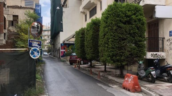 ΧΑΛΚΙΔΑ: Άβατο το πεζοδρόμιο για τους πεζούς στην οδό Τραπεζουντίου και Βαρατάση