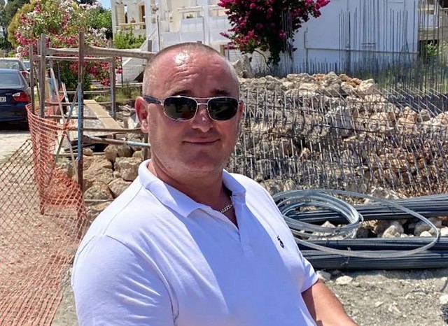 Εργολάβος βρέθηκε στραγγαλισμένος - Τον σκότωσε ξενοδόχος με τη βοήθεια του γιου του