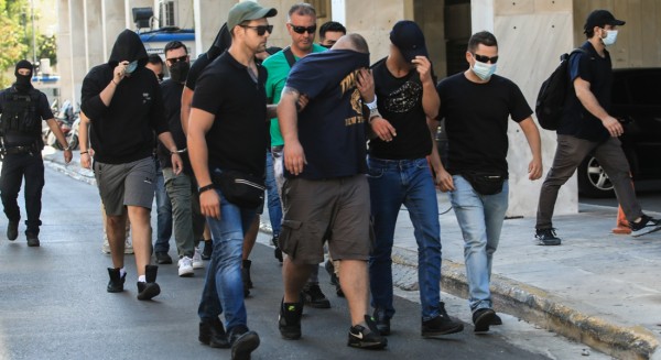 Στον Εισαγγελέα οι Κροάτες χούλιγκαν - Οργή από τον συγκεντρωμένο κόσμο