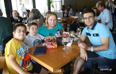 Οικογένεια ήρθε εκδρομή στην Χαλκίδα και σχολιάζει τις τιμές στα μαγαζιά