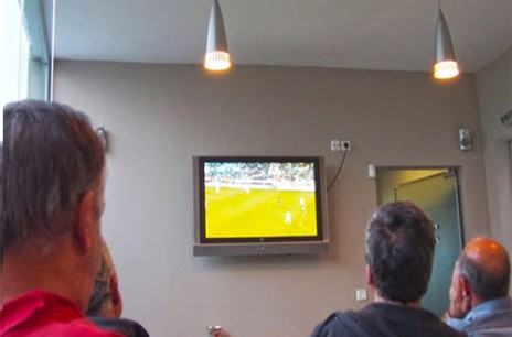 Εβλεπαν ποδόσφαιρο αλλά τους τα ...χάλασε η αστυνομία