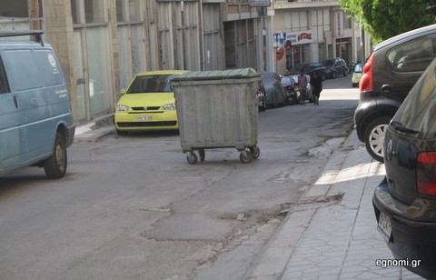Έκλεισαν το δρόμο με κάδο απορριμμάτων