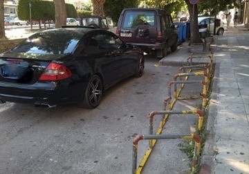 ΧΑΛΚΙΔΑ: Αυτοκίνητο παρκάρει παράνομα και εμποδίζει δίκυκλα να παρκάρουν νόμιμα