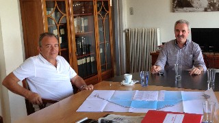 Ο Δήμαρχος έδειξε τα σχέδια για την ανάπλαση της παραλίας της Ερέτριας