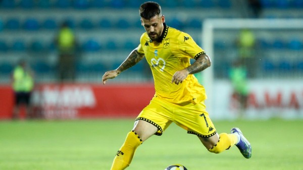 Σκύλος δάγκωσε στα γεννητικά όργανα τον παίκτη του Άρη Κάρλες Πέρεθ, ο οποίος χάνει το ευρωπαϊκό ματς με την Αράζ