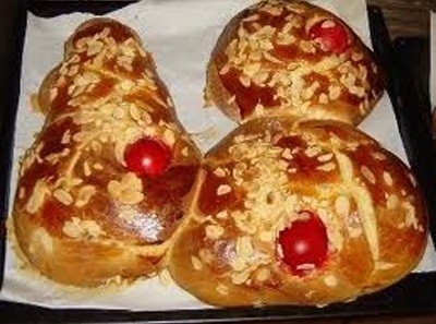 Τσουρέκια και λαμπάδες σε παιδιά φτωχών οικογενειών