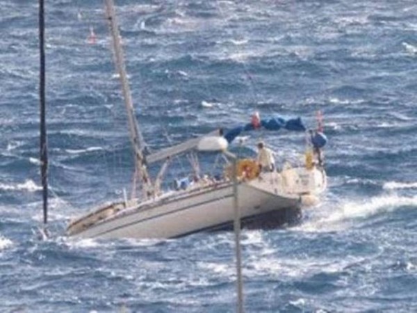 ΠΕΤΡΙΕΣ ΕΥΒΟΙΑΣ: Ακυβέρνητο ιστιοφόρο λόγω βλάβης με δύο επιβαίνοντες