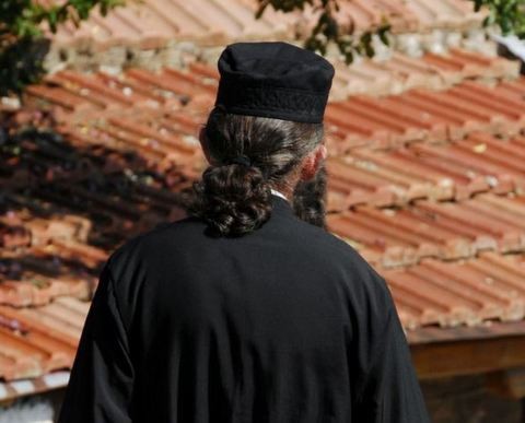 Σε αργία έξι ιερείς που αρνούνται να εμβολιαστούν