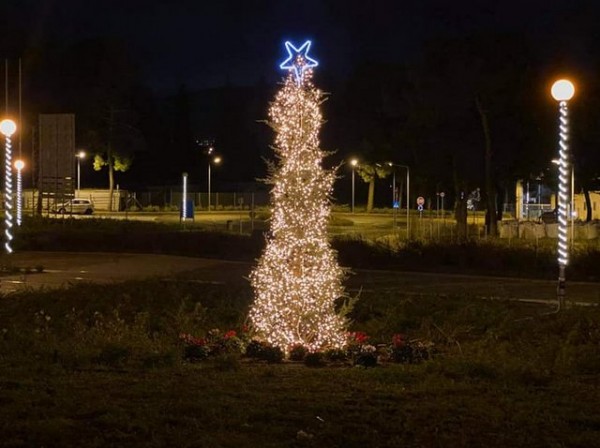 ΧΑΛΚΙΔΑ: Άναψαν τα λαμπάκια στο Χριστουγεννιάτικο δένδρο του Νοσοκομείου