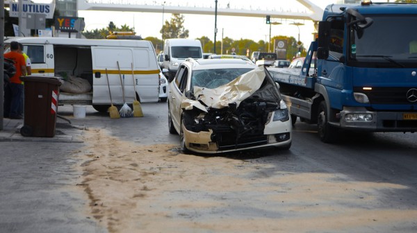 Ταξί καρφώθηκε σε απορριμματοφόρο - Νεκρή 62χρονη υπάλληλος καθαριότητας