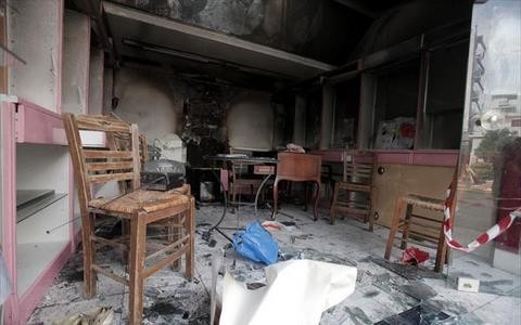 Στάχτη έγιναν τα γραφεία της ΔΗΜΑΡ στην Καισαριανή