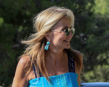 Η Μαρέβα Μητσοτάκη ξεχώρισε με το γαλαζοπράσινο φόρεμά της