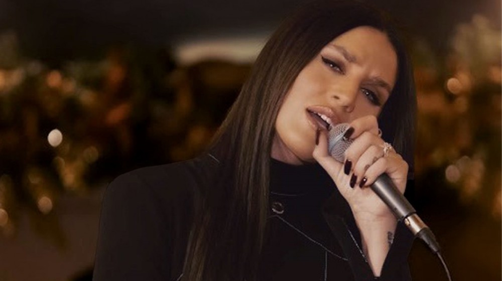 Η Ιουλία Καλλιμάνη δίνει ...πόνο με το νέο της τραγούδι (VIDEO)