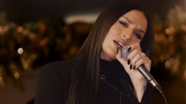 Η Ιουλία Καλλιμάνη δίνει ...πόνο με το νέο της τραγούδι (VIDEO)