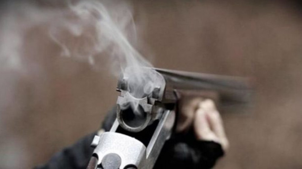 60χρονη πυροβόλησε με κυνηγετικό όπλο όταν πήγαν να της κόψουν το ρεύμα