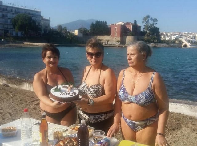 Τολμηρές κυρίες έκοψαν την πίτα τους στη Σουβάλα με μαγιό