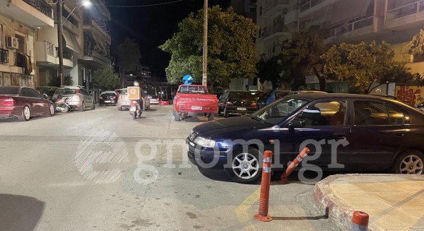 Χαλκίδα: Οδηγός-γάιδαρος καβάλησε κολονάκι για να παρκάρει