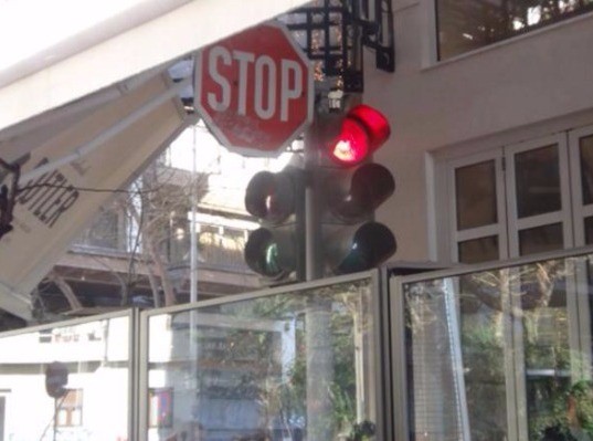 Ιδιοκτήτης καφετέριας περιέφραξε το πεζοδρόμιο μαζί με το φανάρι