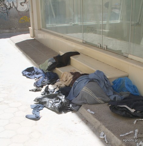 Πεταμένα ρούχα στην οδό Νίκωνος