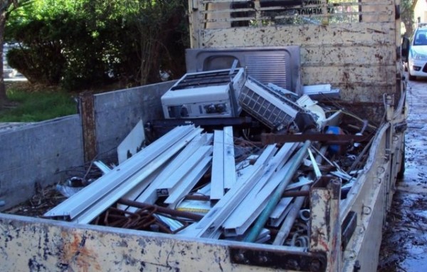 ΣΤΕΡΕΑ ΕΛΛΑΔΑ: Τσιγγάνοι έκλεβαν κουφώματα αλουμινίου από ανενεργή επιχείρηση