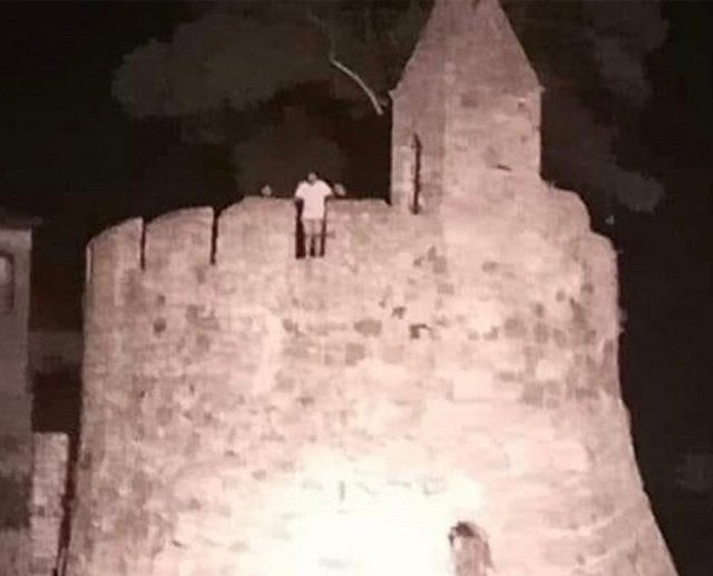 17χρονος πήδηξε από το φάρο στη Ναύπακτο - Σοκαρισμένοι οι γονείς του (VIDEO)