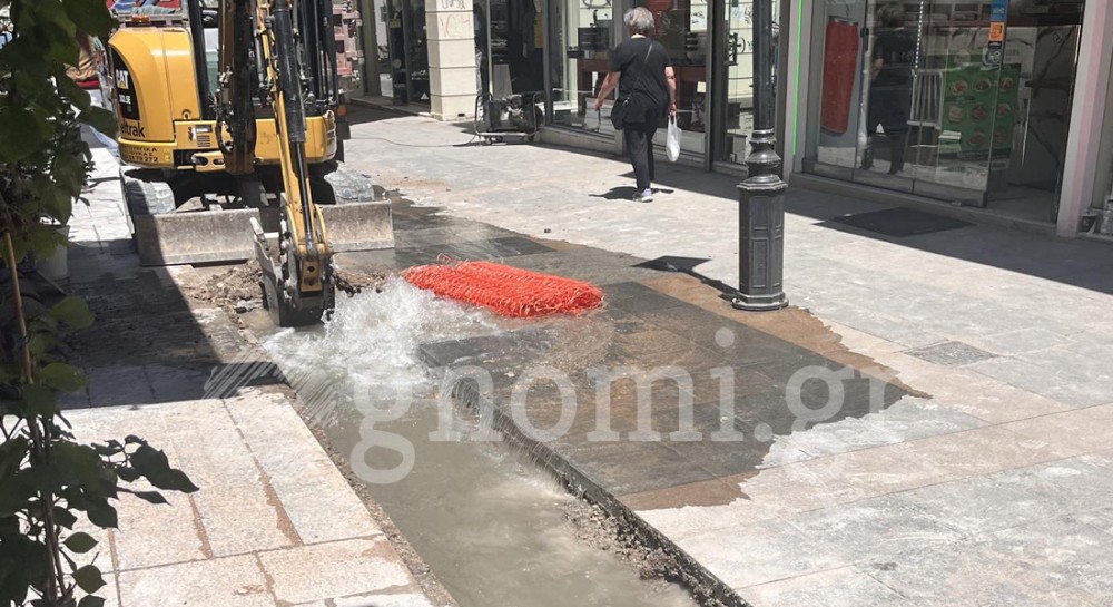 ΧΑΛΚΙΔΑ: Πλημμύρισε η οδός Ερμού από ζημιά σε αγωγό (Video)