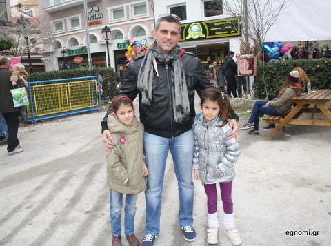 Ο μπαμπάς πήγε βόλτα τις κορούλες του
