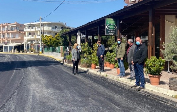 ΛΕΥΚΑΝΤΙ: Η Δήμαρχος επιθεώρησε το έργο ασφαλτόστρωσης του παραλιακού δρόμου