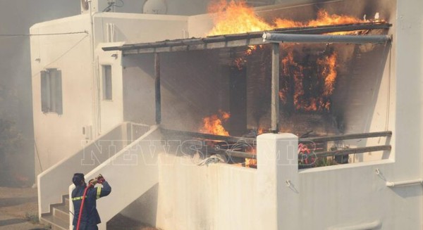 Ρόδος: Μπήκε στο χωριό Ασκληπιείο η φωτιά - Καίει σπίτια και καταστήματα