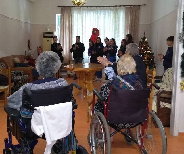 Αβαντίδες και Απολλωνίδες μοίρασαν τρόφιμα και είδη πρώτης ανάγκης στο Γηροκομείο Χαλκίδας