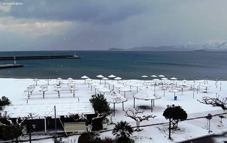 ΚΑΡΥΣΤΟΣ: Το χιόνι...βρίσκει στη θάλασσα (link για όλες τις χιονισμένες φωτό!)