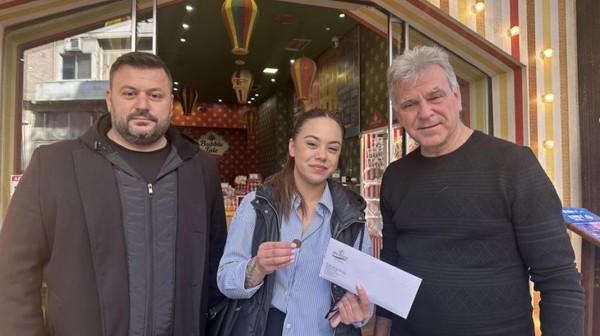 ΣΥΛΛΟΓΟΣ ΚΑΤΑΣΤΗΜΑΤΑΡΧΩΝ ΕΣΤΙΑΣΗΣ: Παρέδωσαν «φακελάκι» στην τυχερή Βίβιαν