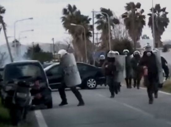 Αστυνομικός των ΜΑΤ ... δέρνει αυτοκίνητο στην Κω (VIDEO)