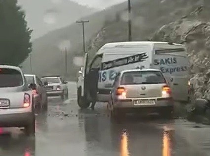 Φορτηγό βγήκε εκτός πορείας στο δρόμο Χαλκίδας - Λαμψάκου (video)