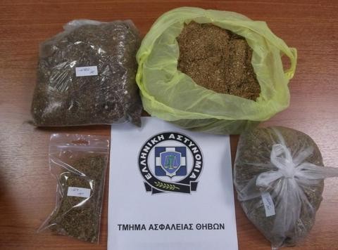 Με τέσσερις σακούλες λαθραίο καπνό συνελήφθη 23χρονος στην Οινόη