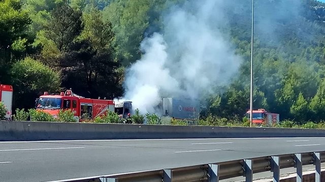 ΜΑΛΑΚΑΣΑ: Άρπαξε φωτιά φορτηγό στην εθνική οδό Αθηνών-Λαμίας