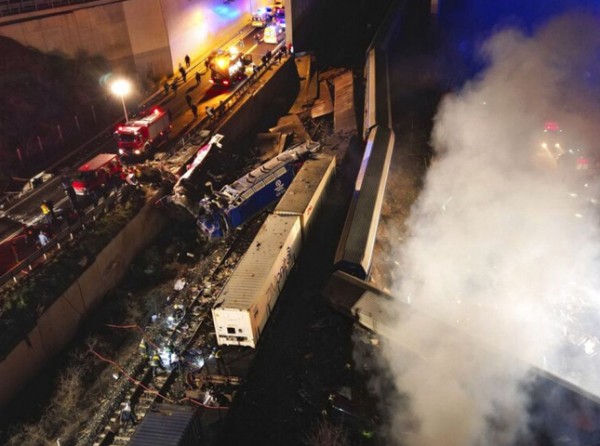 ΕΘΝΙΚΗ ΤΡΑΓΩΔΙΑ: Συγκρούστηκαν τρένα στα Τέμπη - 38 νεκροί, δεκάδες τραυματίες (Video)