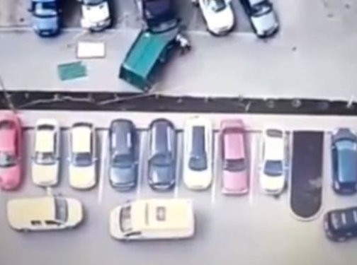 Κάδος απορριμμάτων εκτοξεύεται και πλακώνει περαστικό (VIDEO)