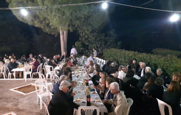 ΓΥΜΝΟ: Έχουν πια δικό τους παπά και έστρωσαν τραπέζι στην εκκλησία