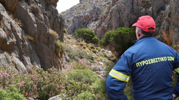 ΦΩΤΙΑ ΠΙΣΣΩΝΑΣ ΑΦΡΑΤΙ: Βρέθηκε ο οδηγός - Είχε πέσει σε γκρεμό